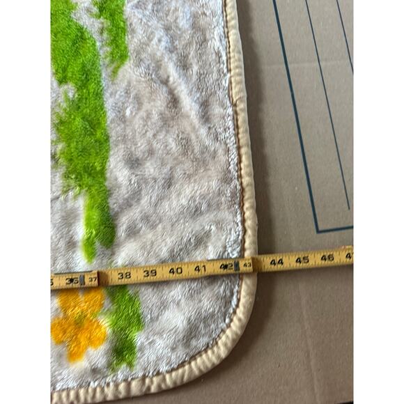 Vintage Winnie the Pooh Holding Honey Pot Clouds Blanket Throw Tan Thick Plush - Picture 5 of 5